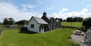 Set within unique large, scenic and tranquil yard in Snowdonia